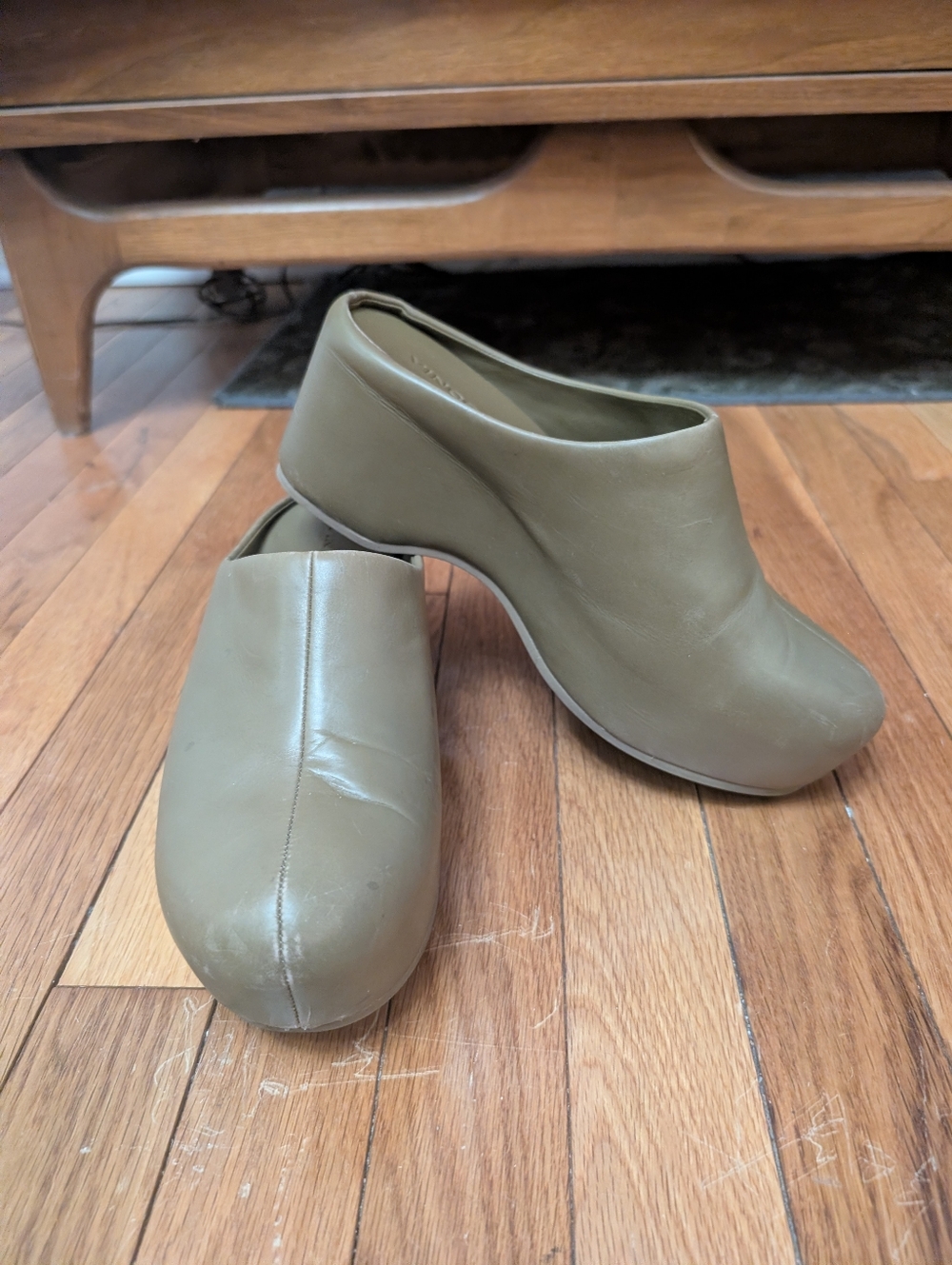 Vince Isa Clogs